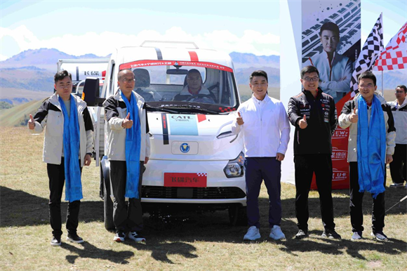 冠军品质 极限见证：飞碟汽车问鼎巴音布鲁克创吉尼斯纪录