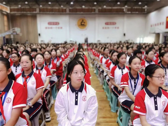 春外千余名师生同观阅兵式，抗战精神铸就深刻“开学第一课”