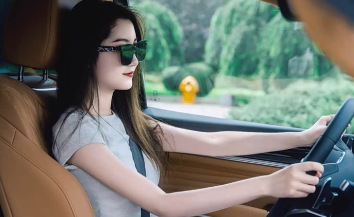 双胞胎姐妹当车模，街拍快乐加倍